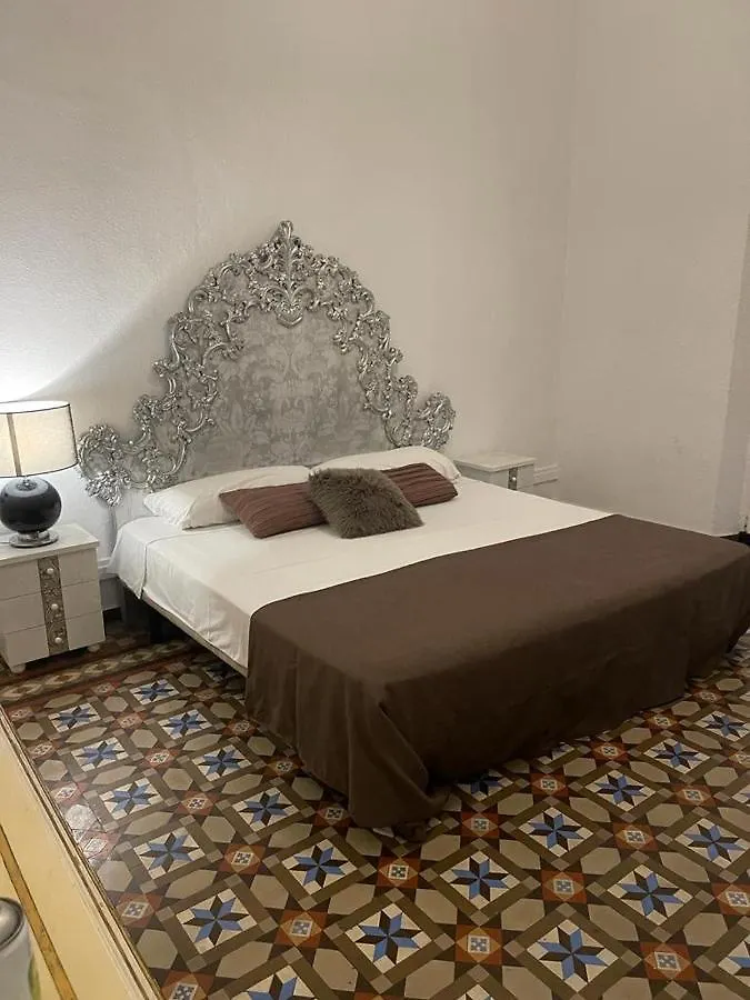 Hostel Efate Rooms Barcelona Spain